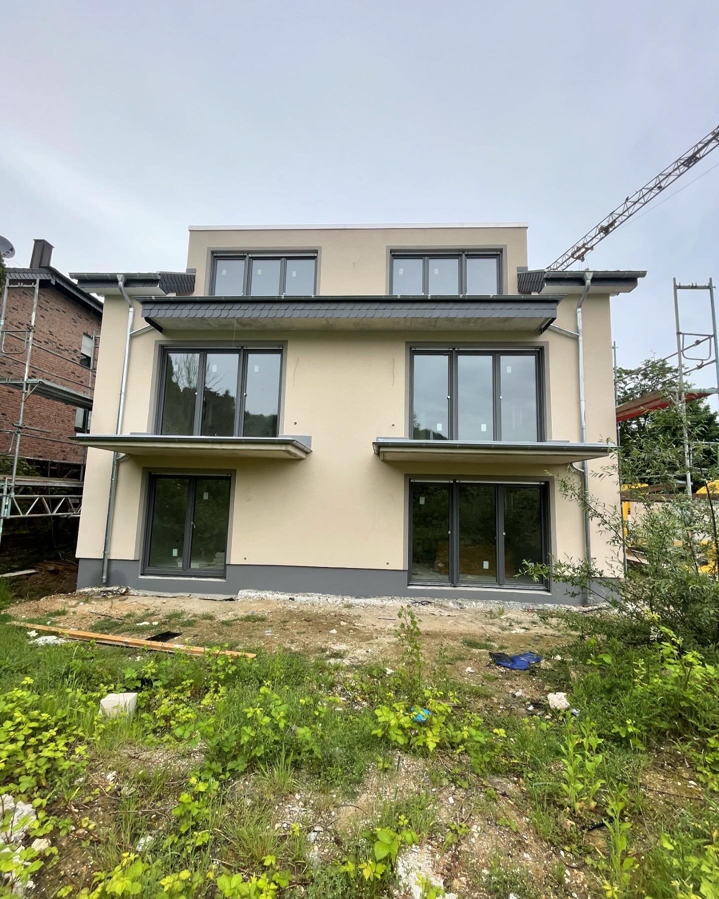 Fertiges Mehrfamilienhaus Rückseite mit Balkonen – Musullu Bau