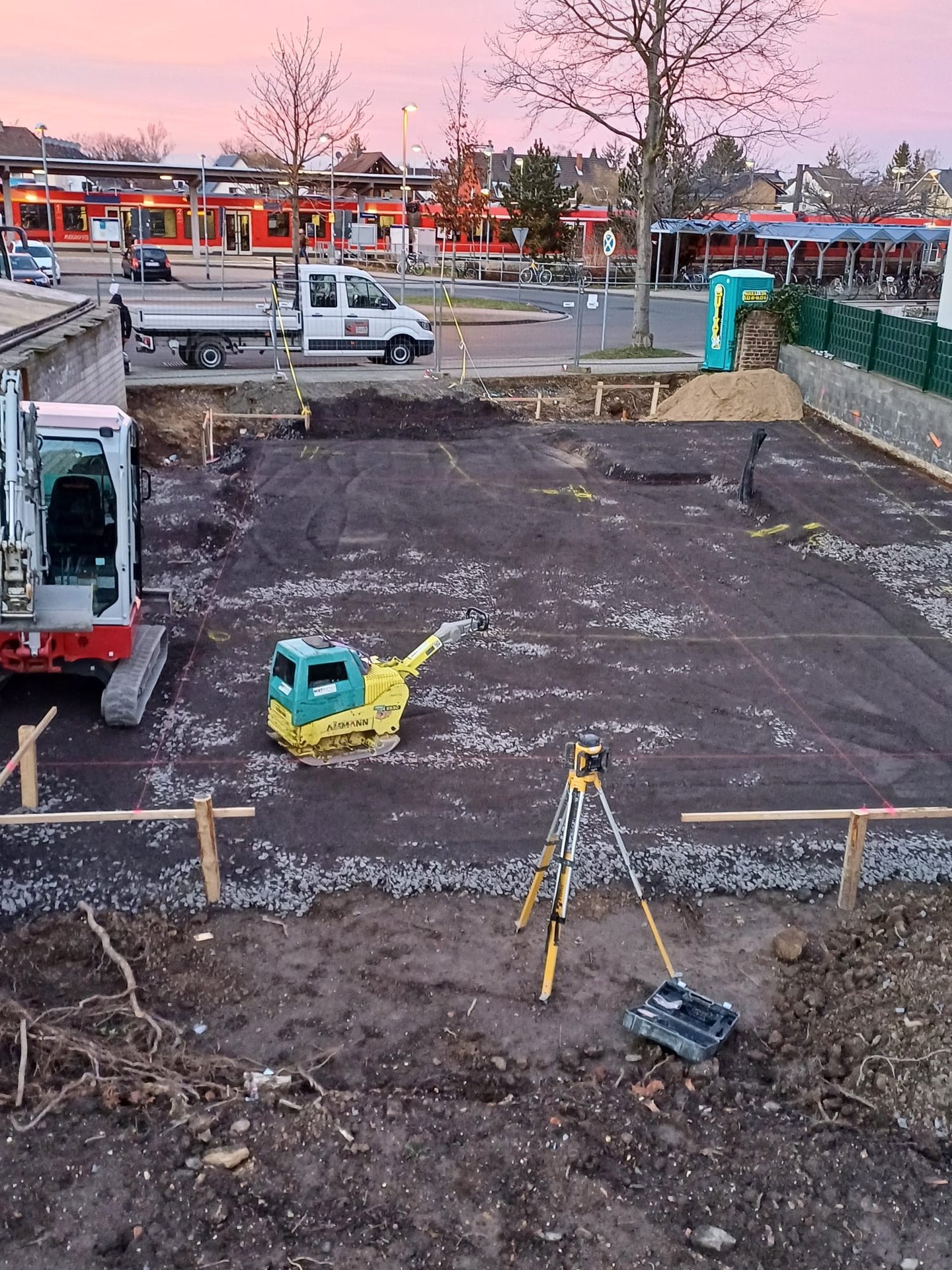 Baugrube mit Planum und Vermessung vor der Bodenplatte – Musullu Bau