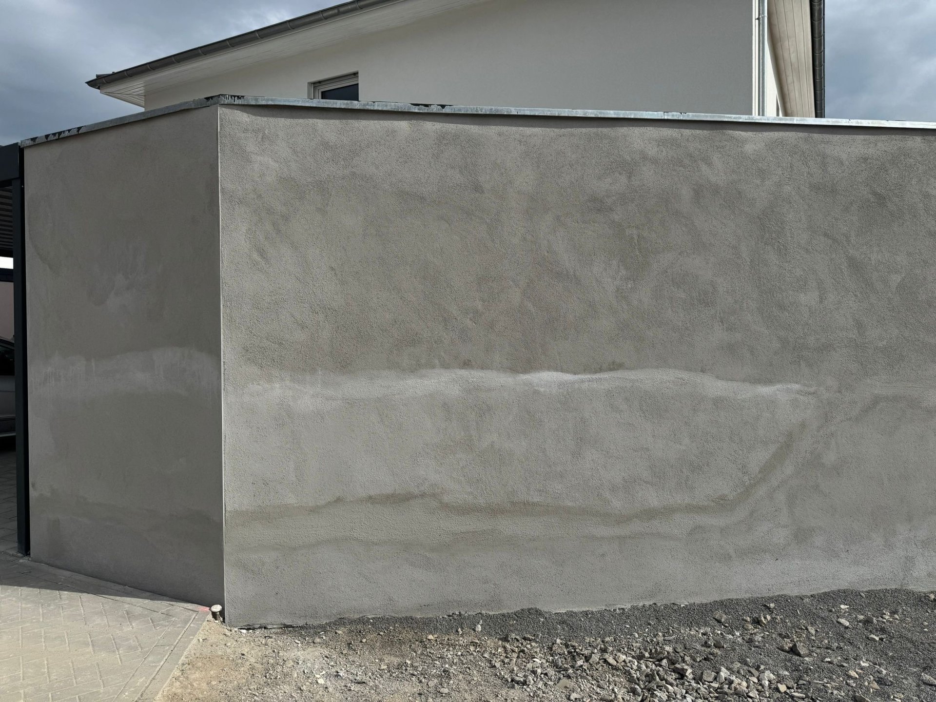 Detailaufnahme der verputzten Wand – Musullu Bau