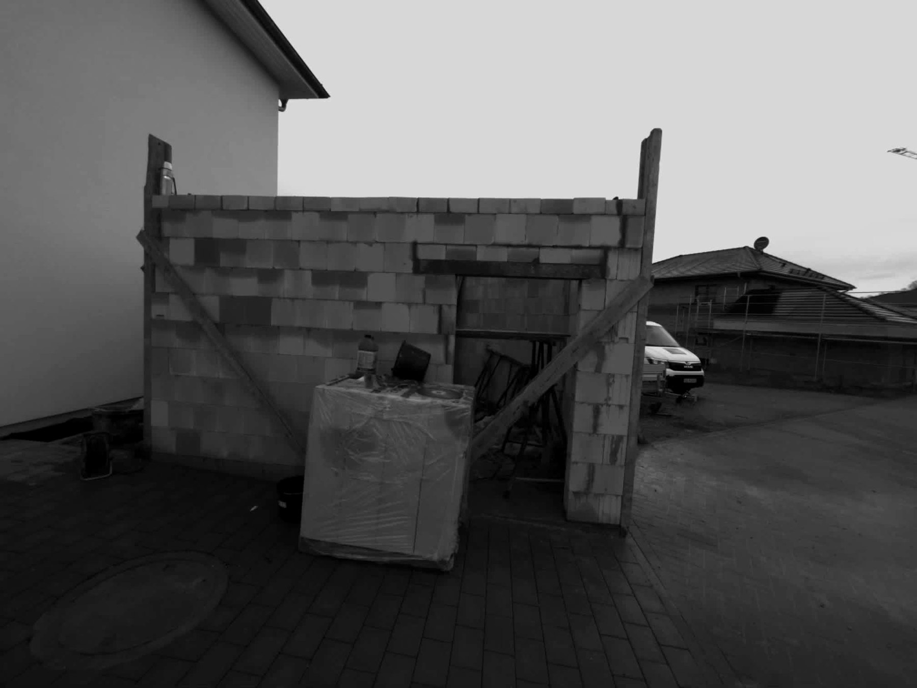 Mauerwerkswand im Bau mit Aussteifung – Musullu Bau